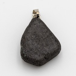 Pendentif en pierre magnétite